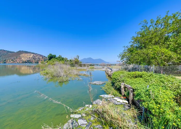End Unit W/ Clear Lake Access In Norcal!
