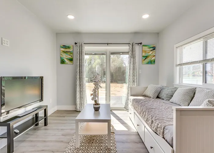 End Unit W/ Clear Lake Access In Norcal!