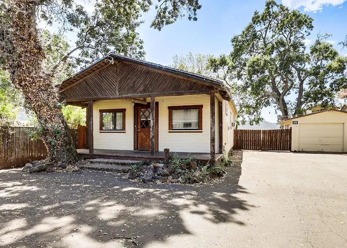 Watefront Getaway W/ Mtn Views & Dock In Clearlake