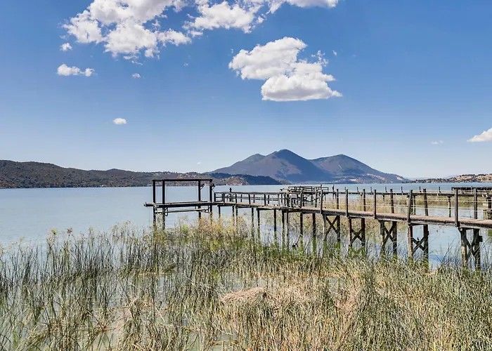 Watefront Getaway W/ Mtn Views & Dock In Clearlake