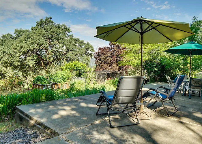 'Hilltop Loft' Ukiah Vacation Rental!