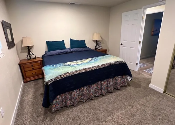 Peaceful Lakeside Retreat - Cozy 3Br Waterfront Home